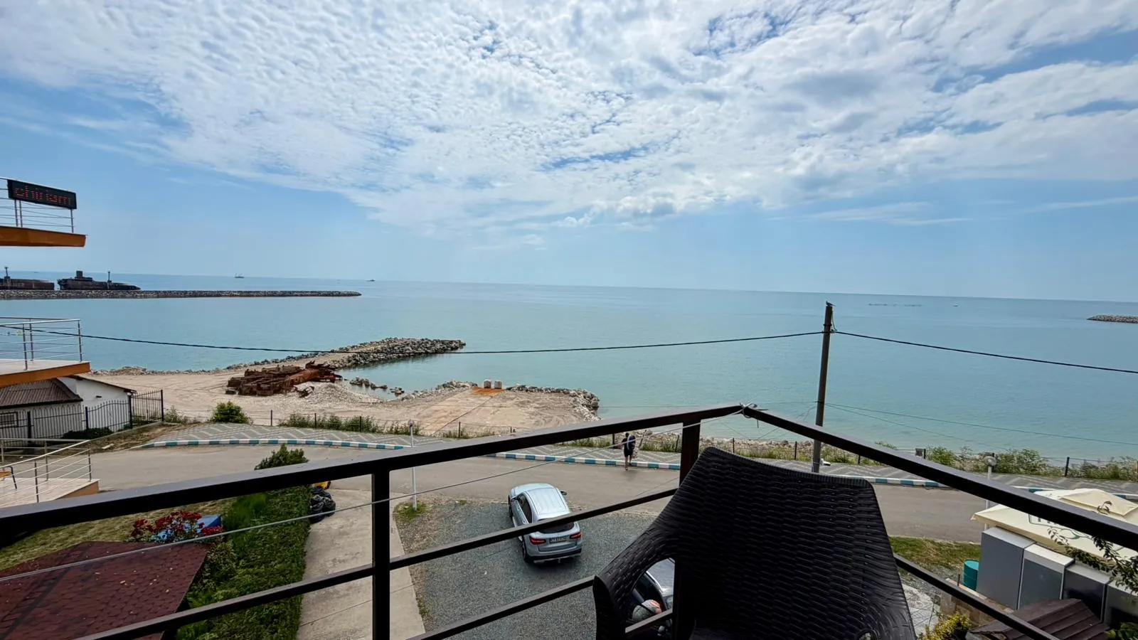 Marea Neagră și faleza Costineștiului de la Vila Sunrise