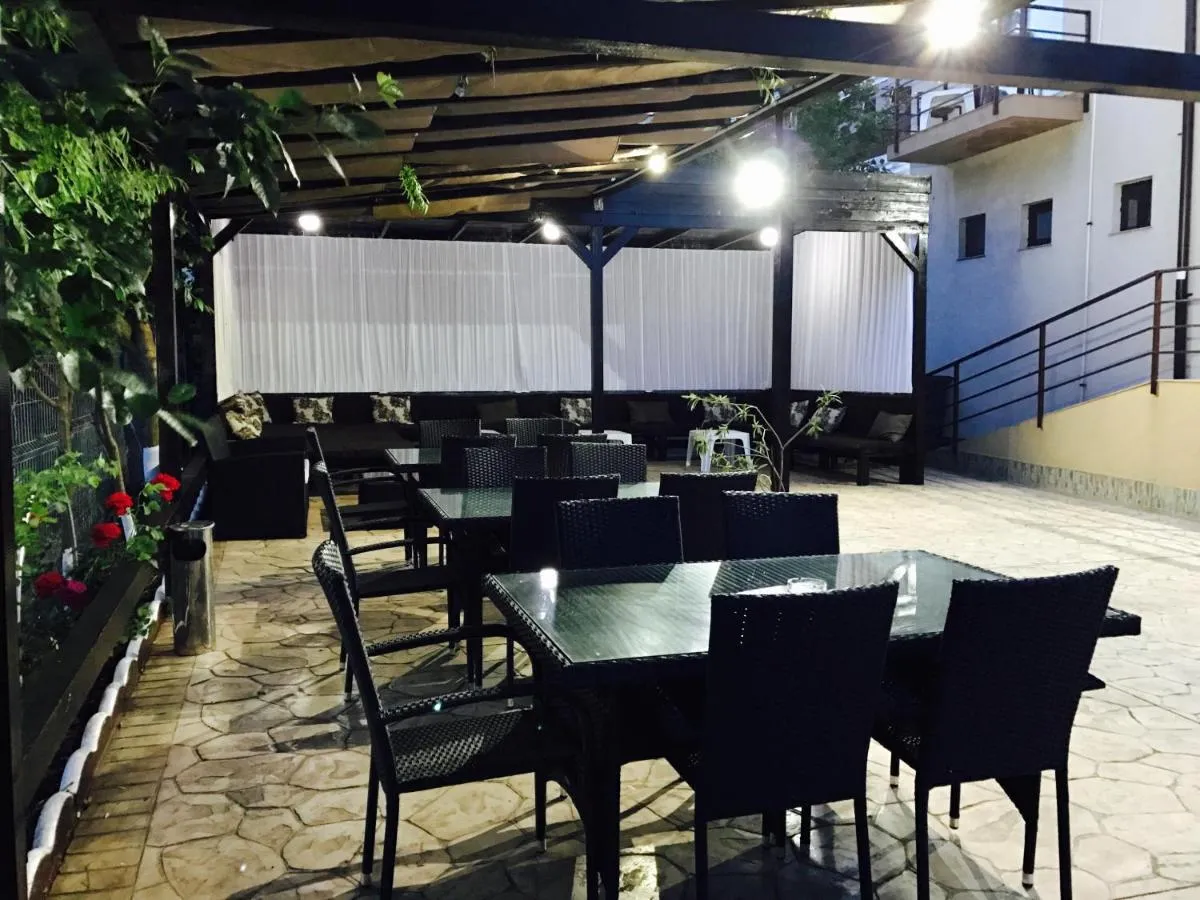 Terasa Vila Sunrise în atmosfera de vară din Costinești